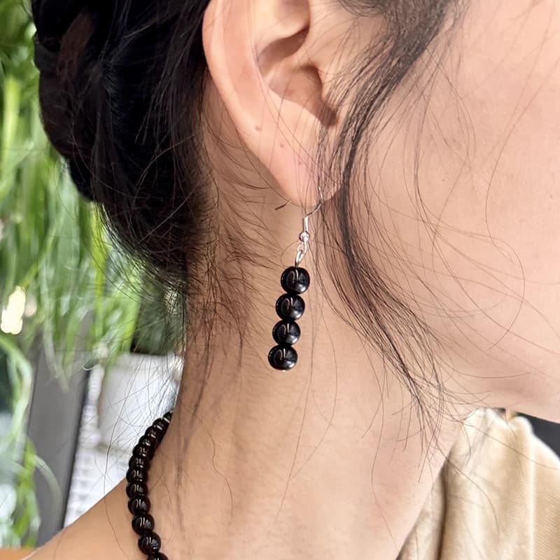 Aretes de plata con forma redonda simple