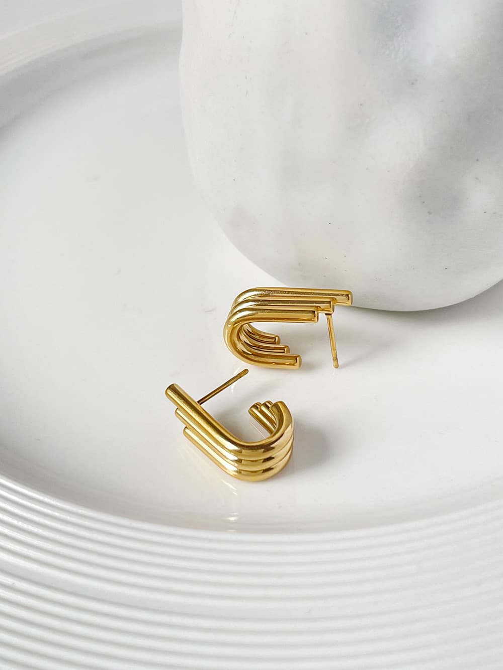Aretes de acero inoxidable con diseño de alas