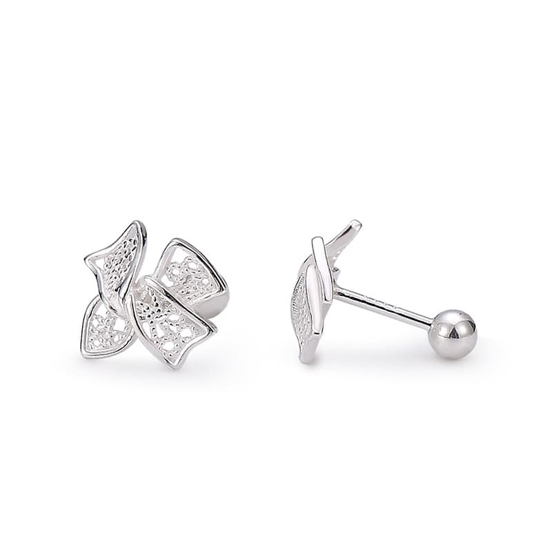 Pendientes de plata con diseño de moño delicado