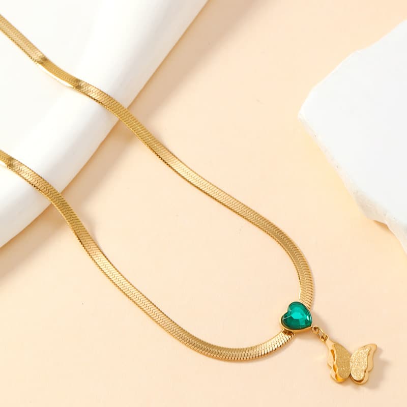 Collar de acero titanio con diseño de corazón