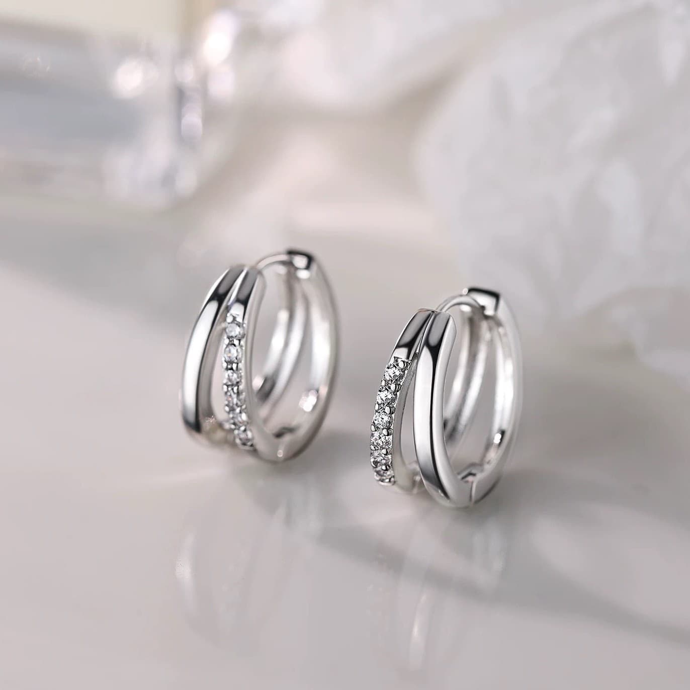 Anillo de plata con circonitas en doble capa