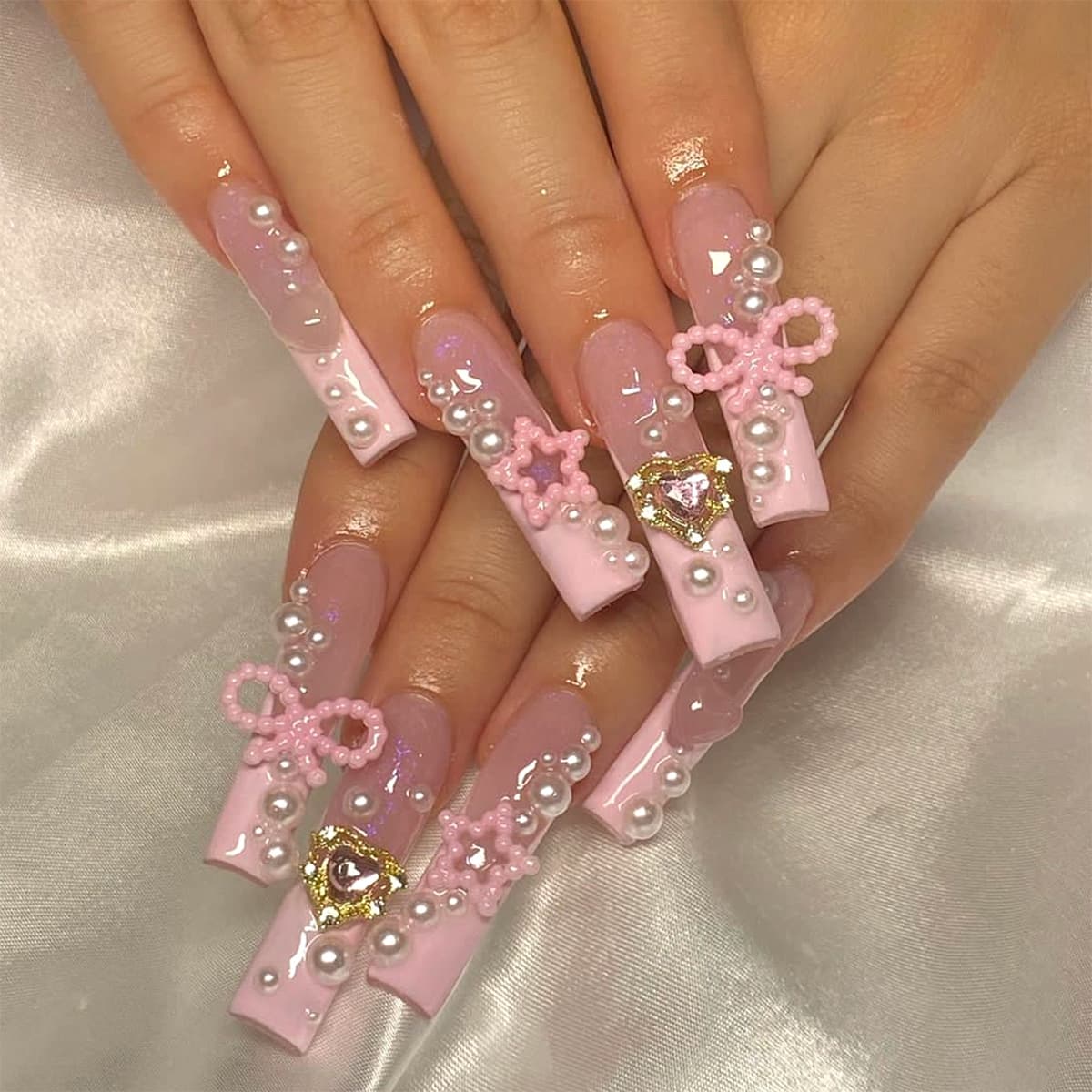 Puntas de uña decorativas con moño y diamante