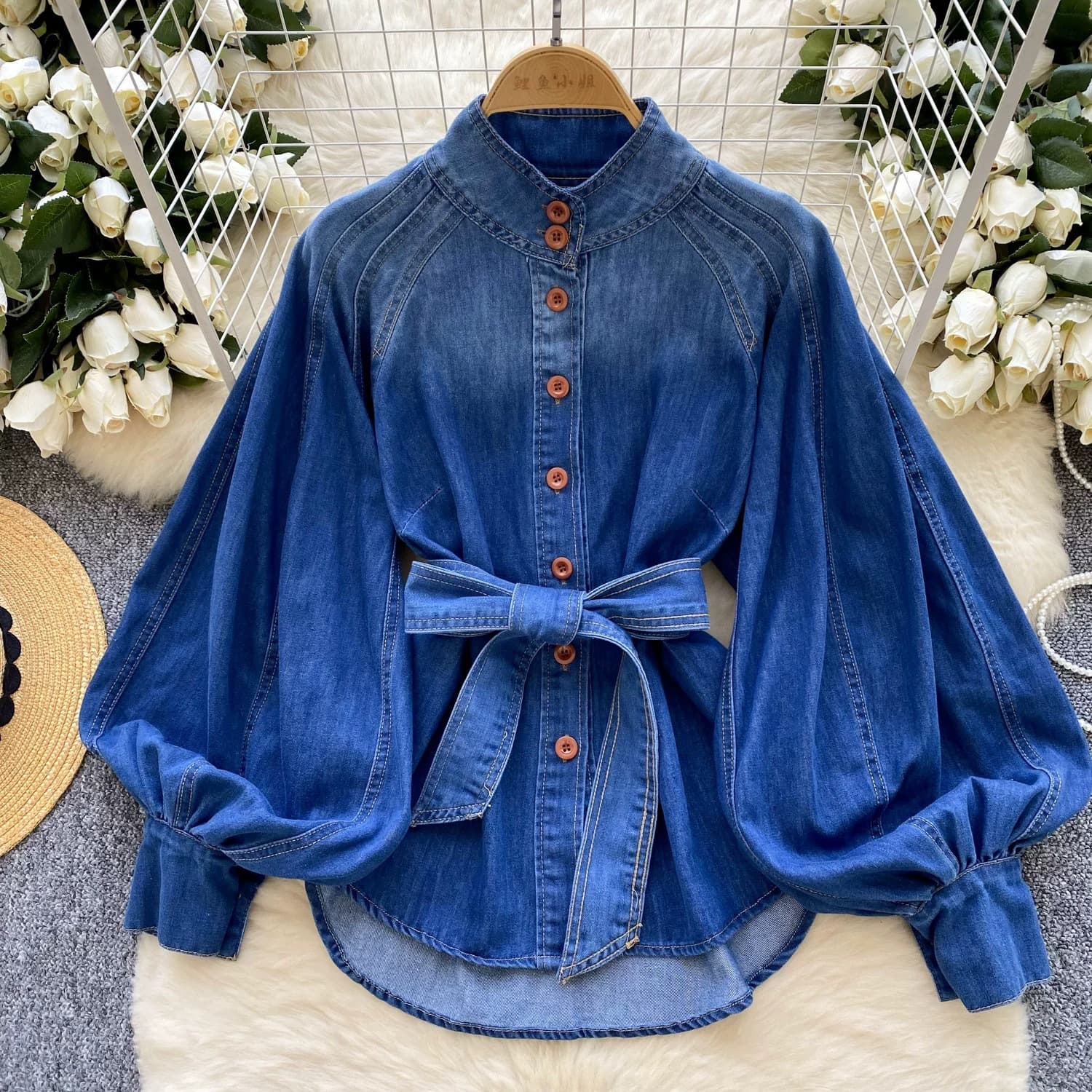Top denim retro con cordones y cuello de pie