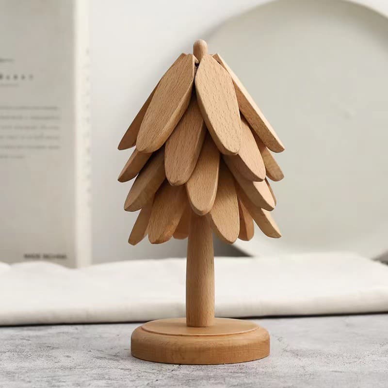Posavasos navideño de madera con diseño de árbol
