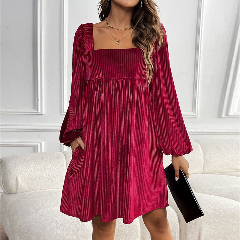 Vestido de terciopelo con cuello cuadrado