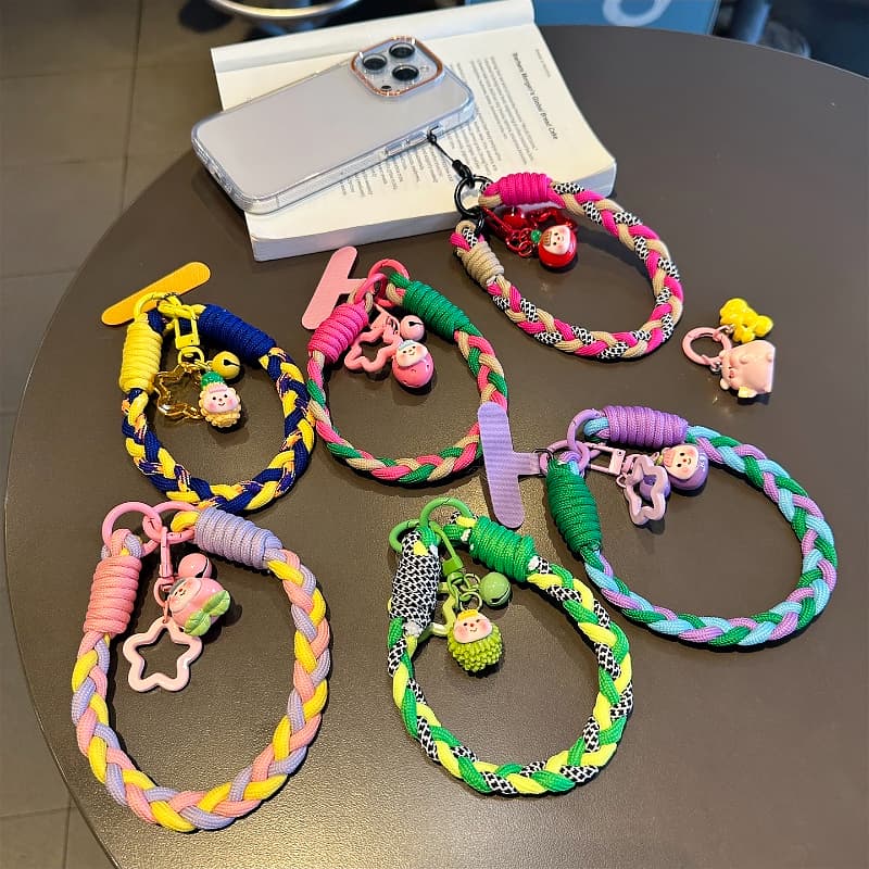 Pulsera tejida con colgante decorativo