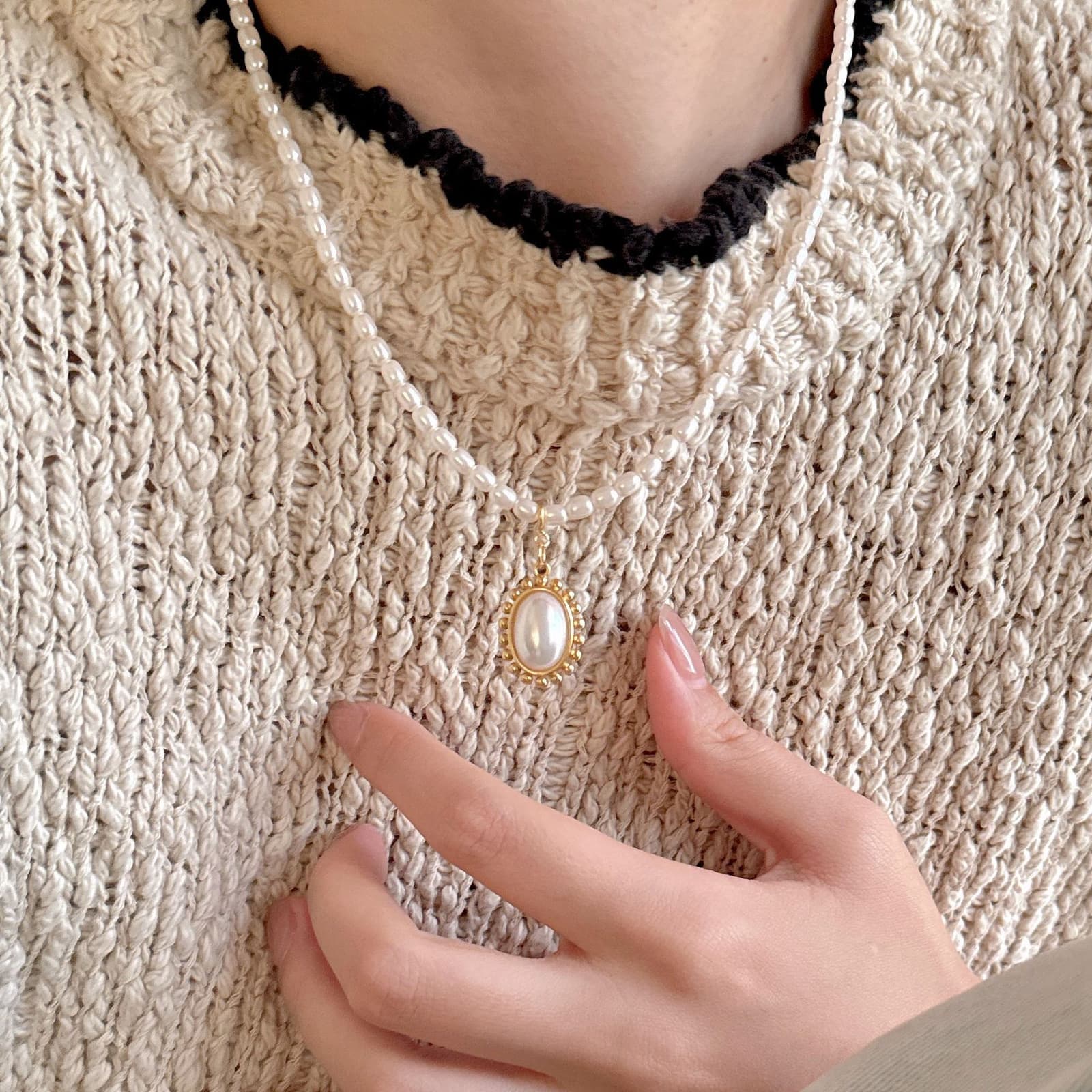 Collar con colgante de perla de agua dulce en forma geométrica