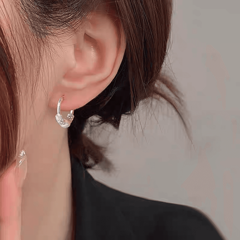 Aretes de argolla de plata esterlina con cuentas mate