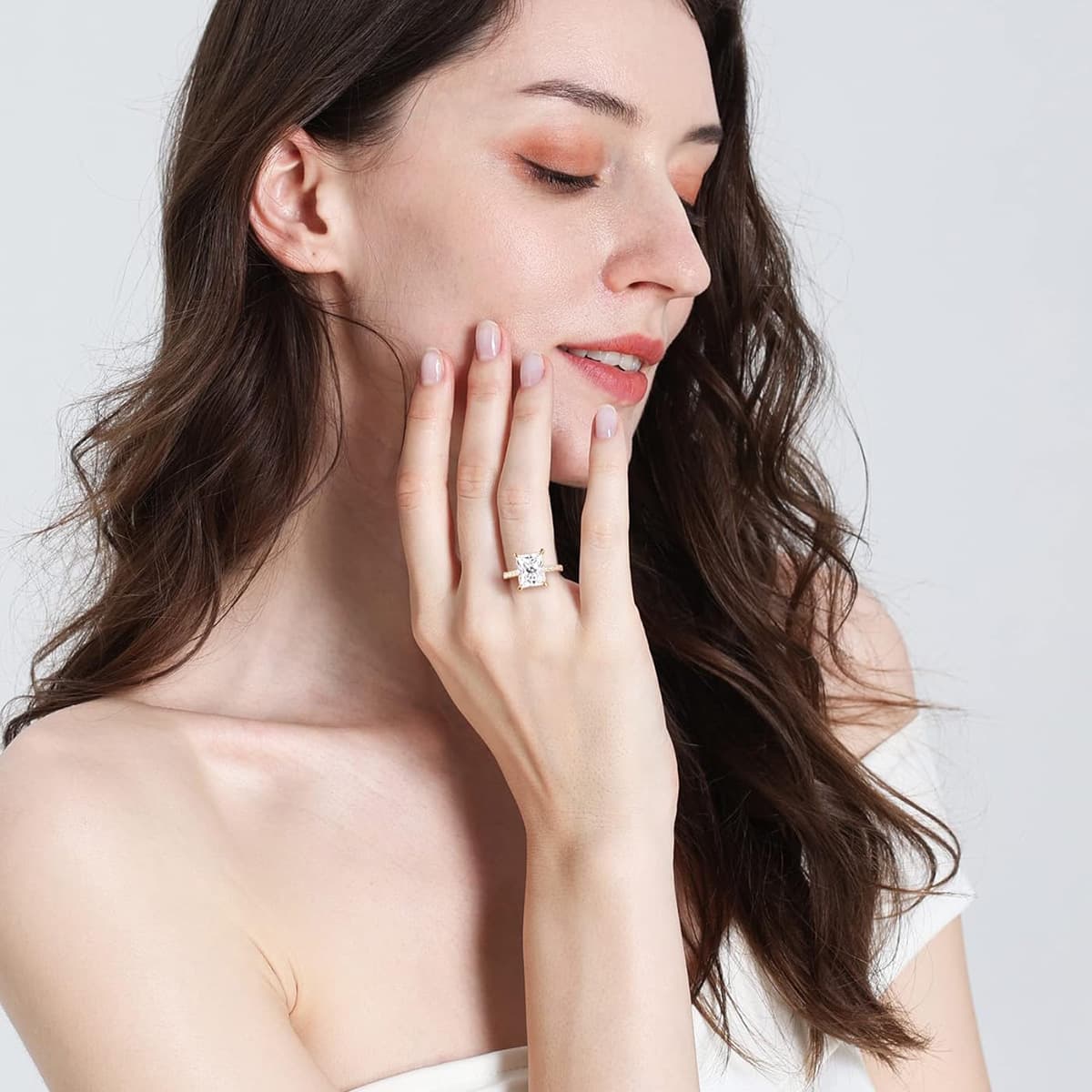 Anillo de diamante blanco rectangular con piedras