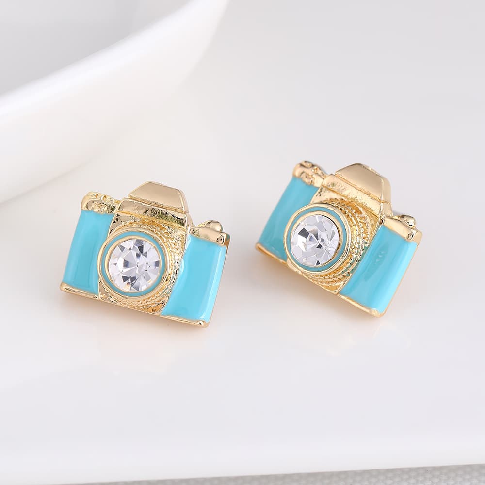 Aretes pequeños de metal con diseño de cámara