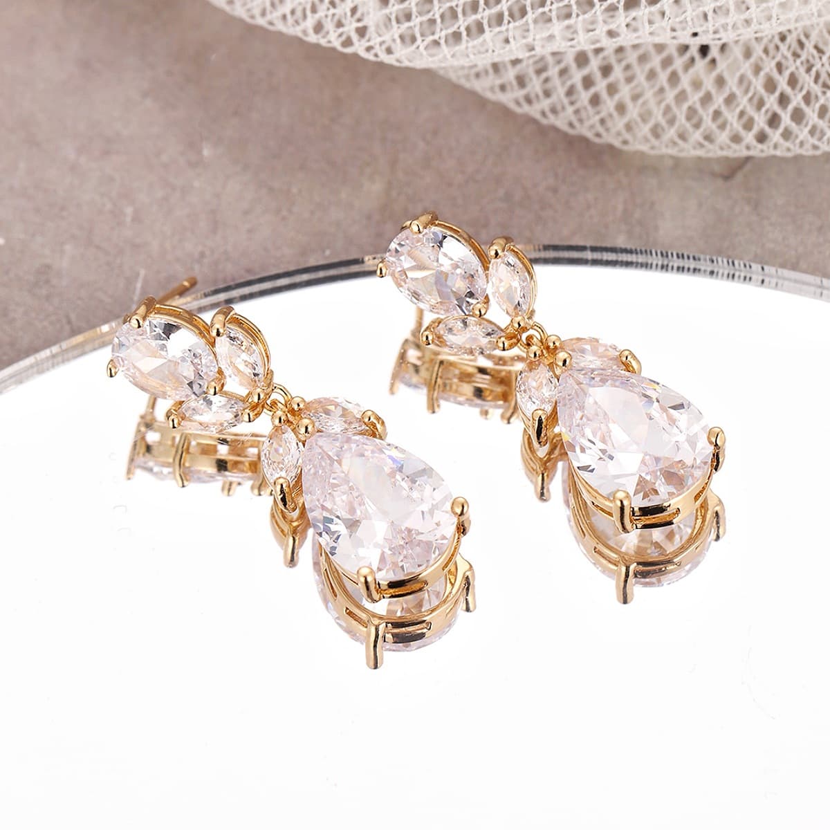 Aretes gota de agua de cobre con circonita incrustada
