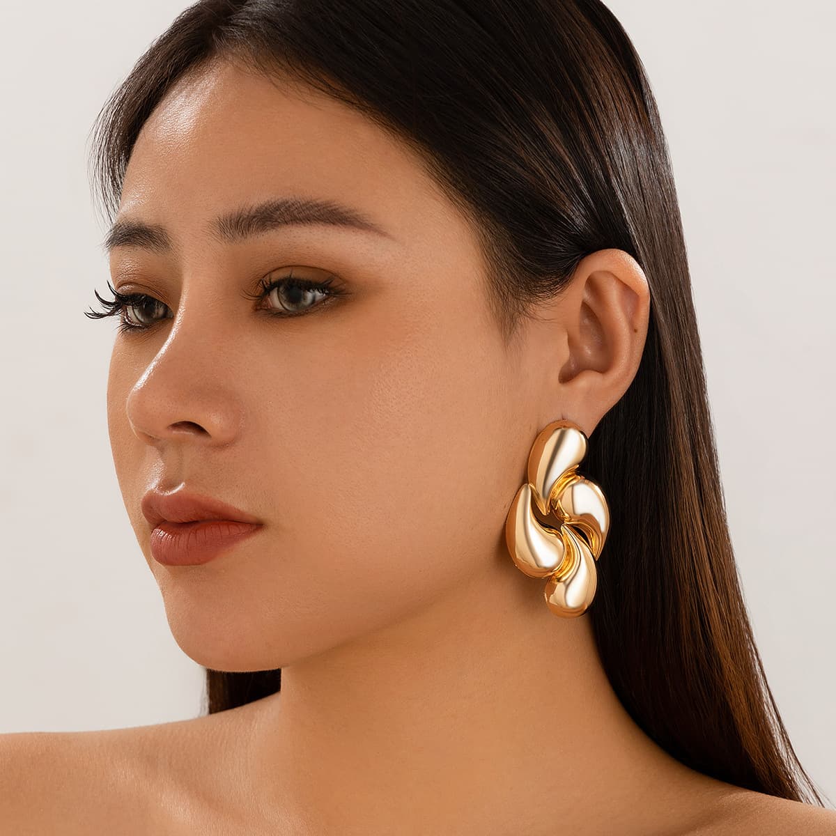 Aretes con forma de gota en patrón geométrico