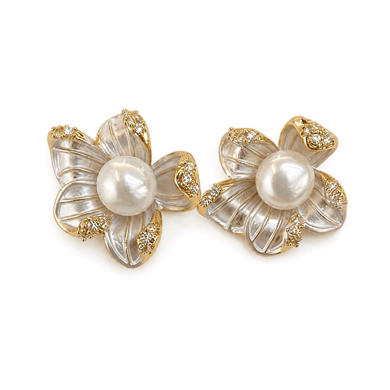 Aretes de perla con diseño floral tridimensional