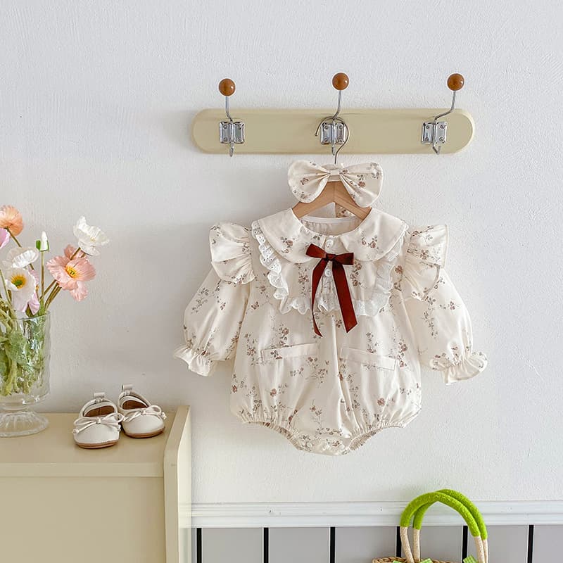 Mono para bebé niña con mangas volantes y encaje