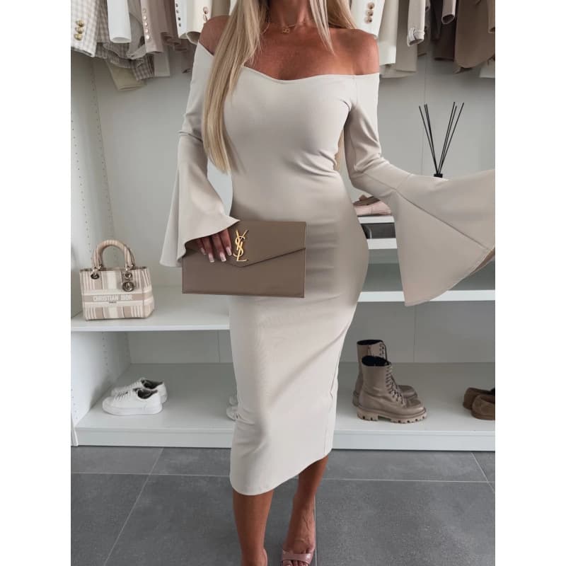 Vestido acampanado de manga larga con hombros descubiertos
