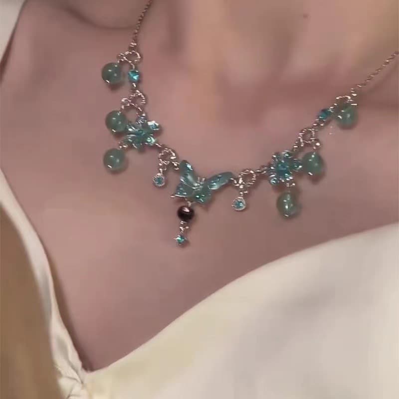 Collar con colgante de mariposa azul de cristal