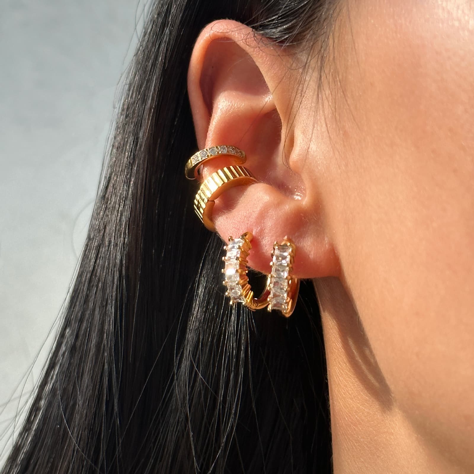 Aretes minimalistas de acero titanio con circón, diseño retro