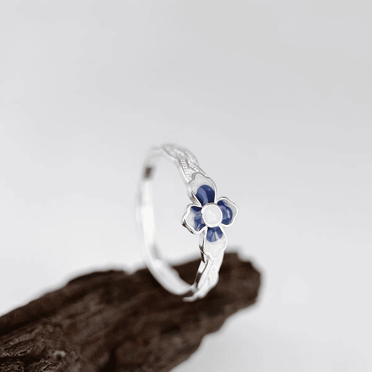 Anillo abierto de plata 999 con esmaltado de flor