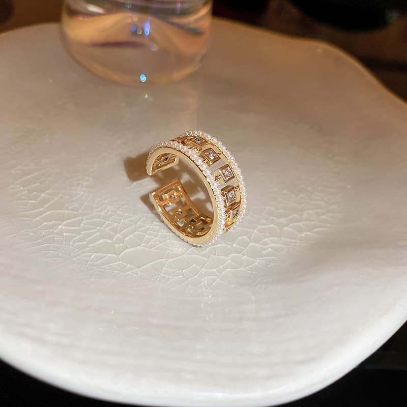 Anillo de cobre con forma geométrica hueca y zircón