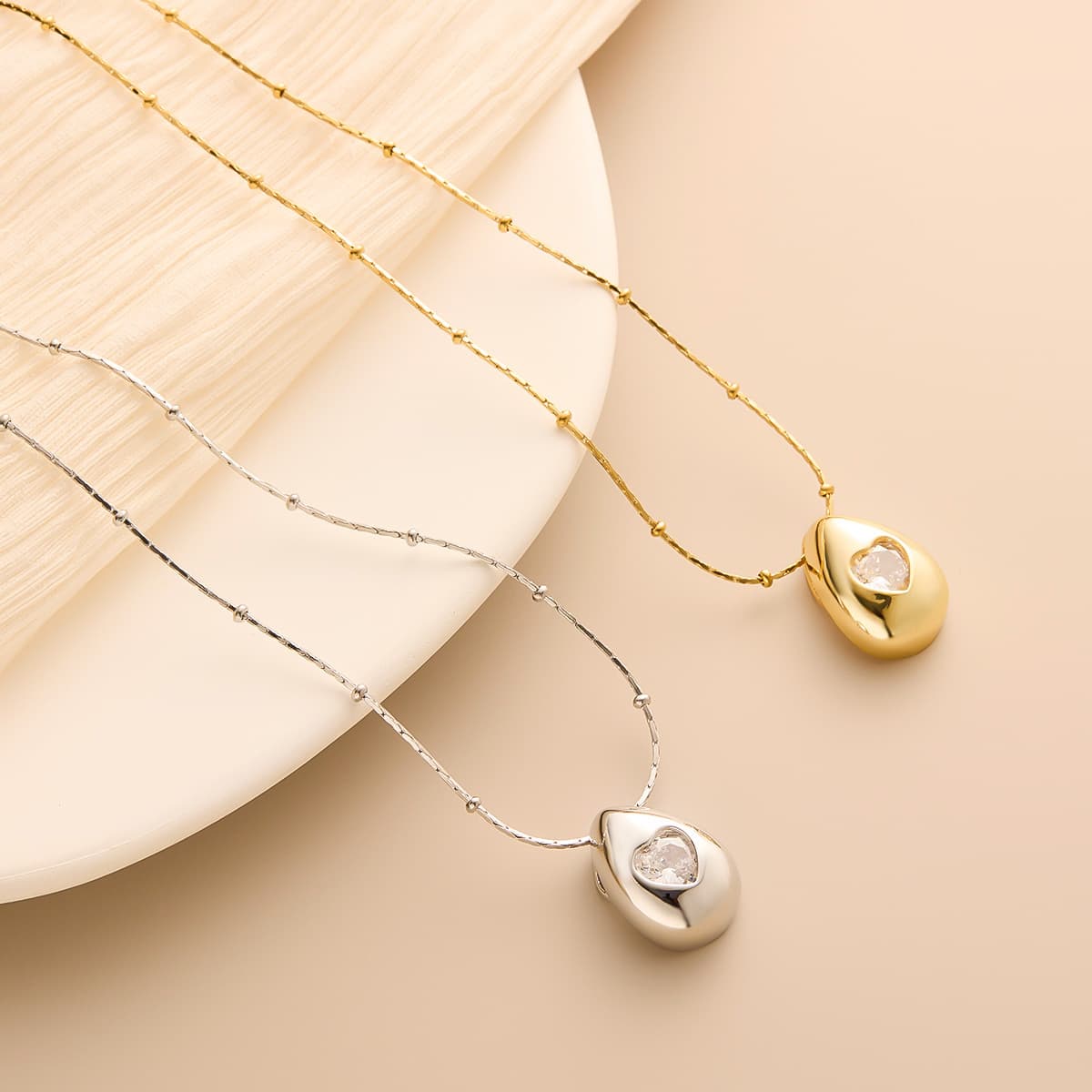 Collar de titanio con forma de gota y corazón