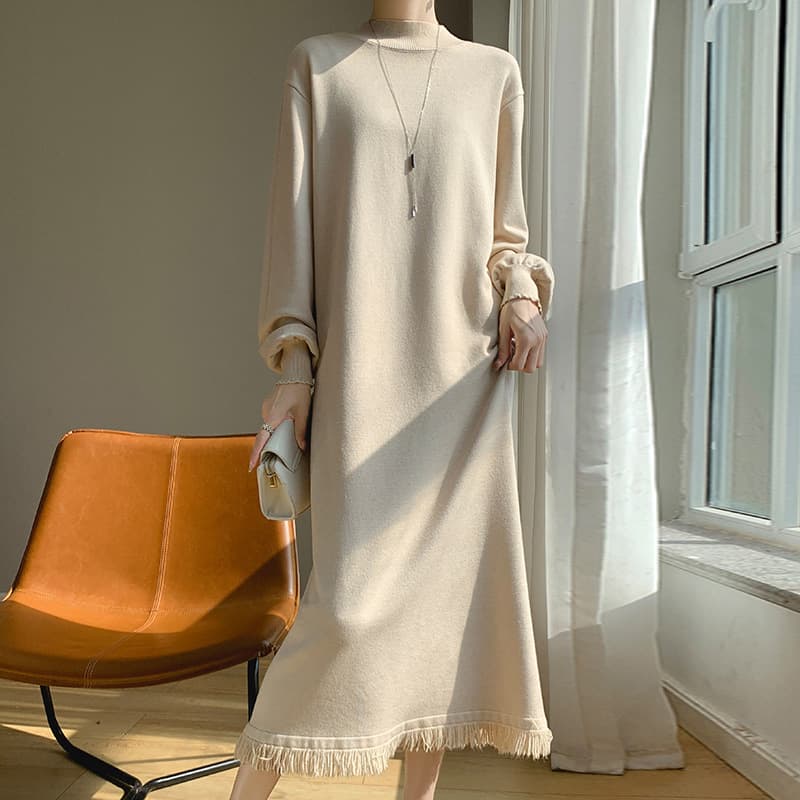 Vestido tejido con cuello alto y diseño de borlas