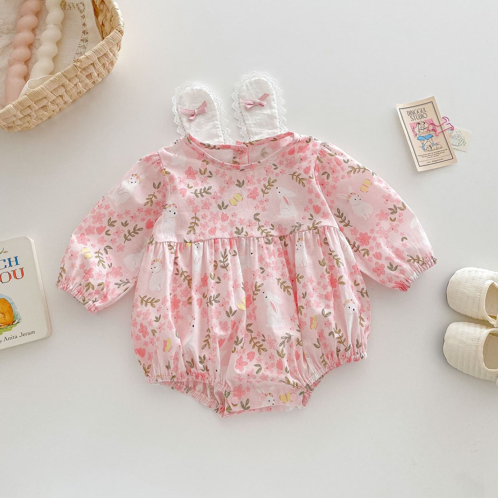 Mameluco de bebé con estampa floral y diseño de conejo