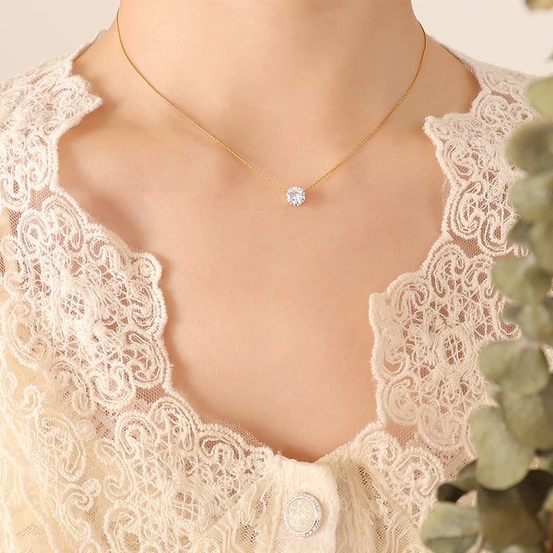 Collar corto para damas con circón solitario
