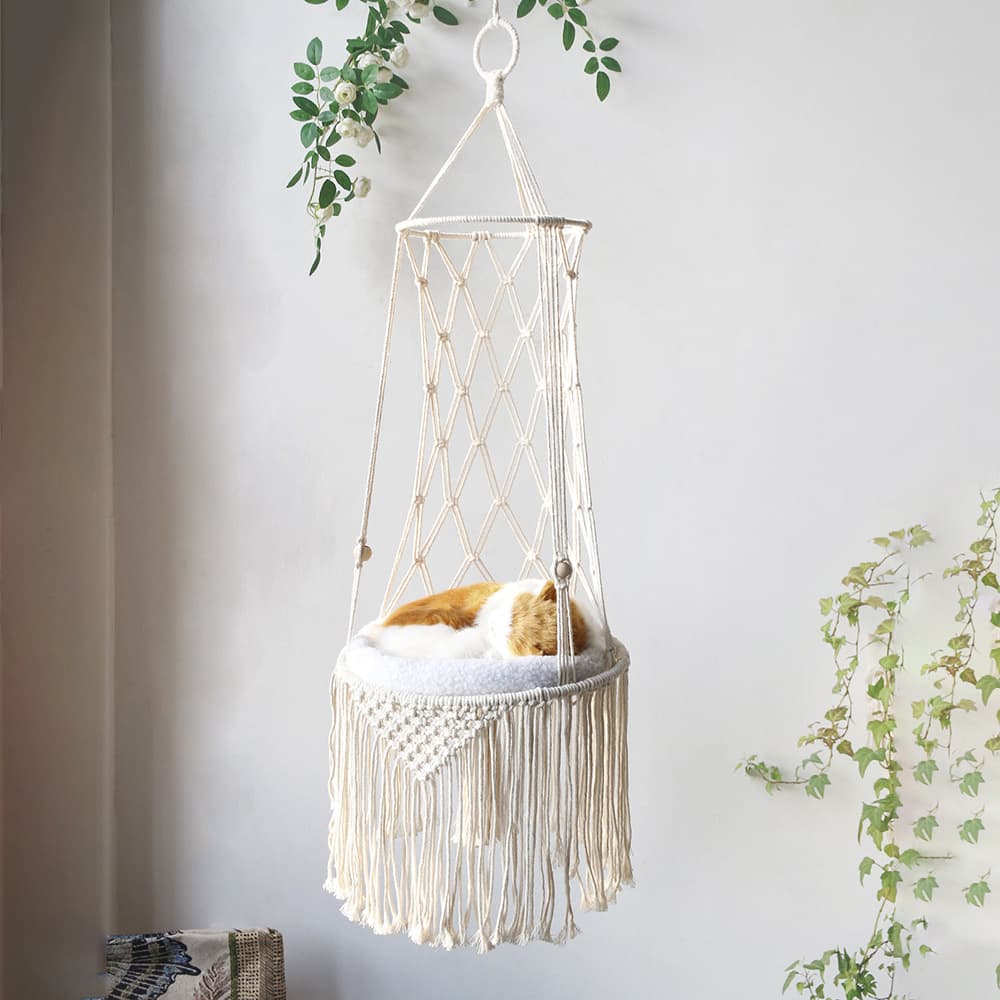 Cama para gatos en macramé con diseño colgante