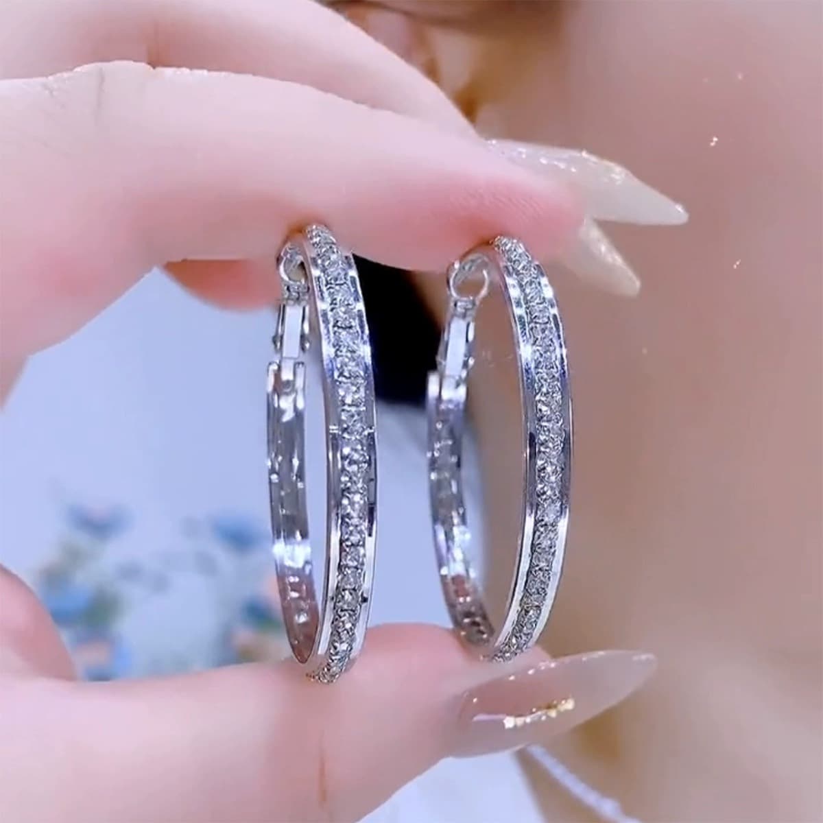 Aretes tipo aro grande con diseño fashionable y diamantes