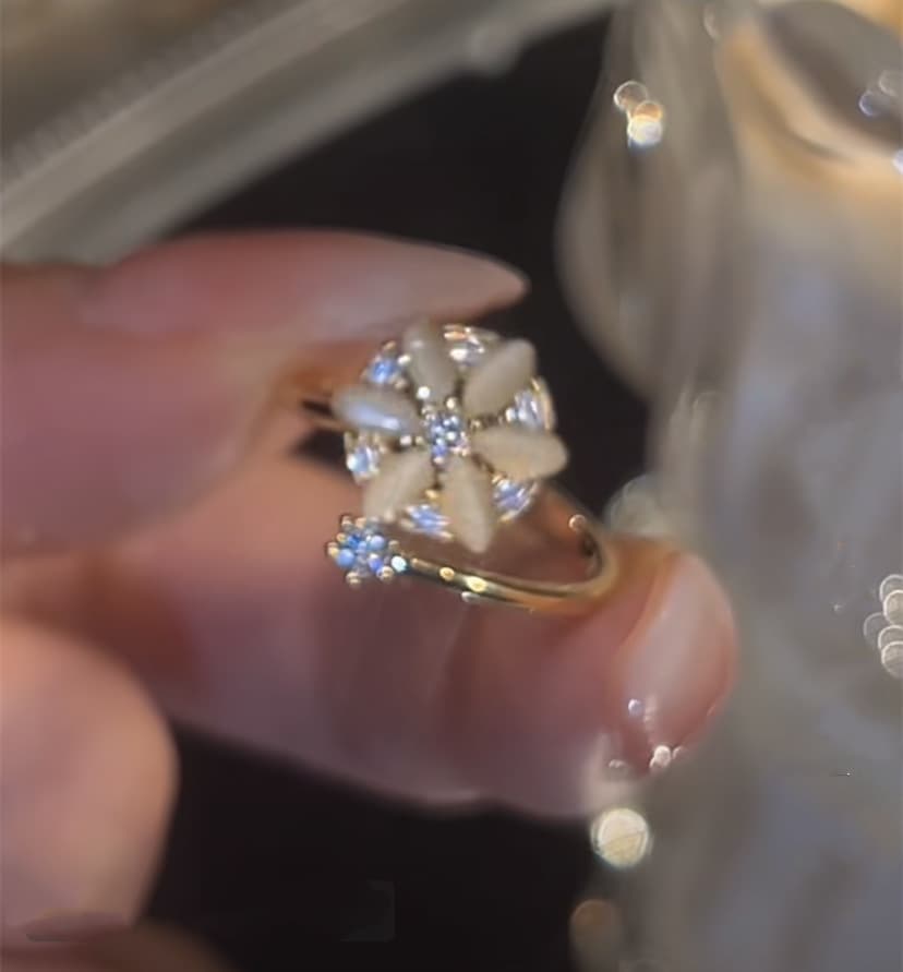Anillo de flor giratorio con ópalo para mujer