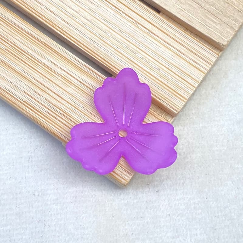 Cuentas de flor acrílica mate de tres pétalos para joyería