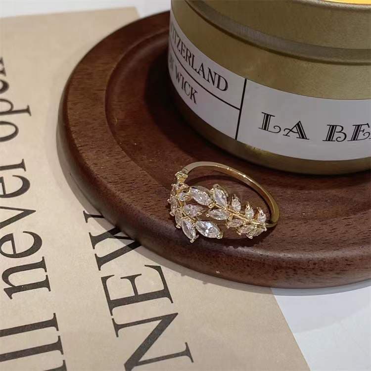 Anillo de hoja abierto con diamantes y zirconia