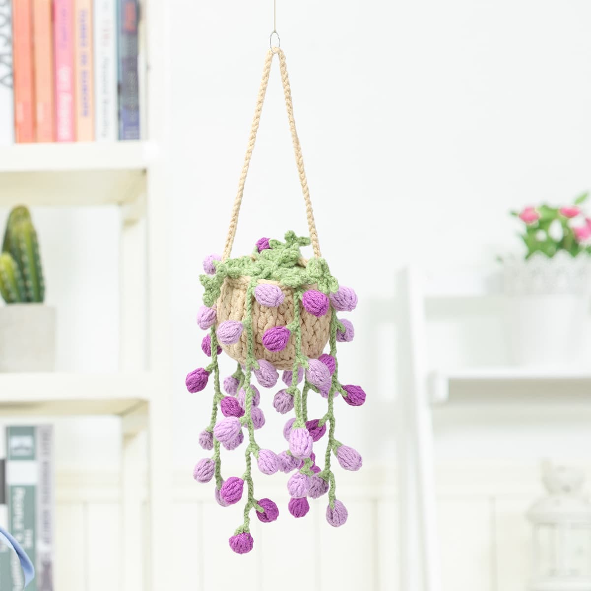 Adorno colgante tejido al crochet con flores moradas