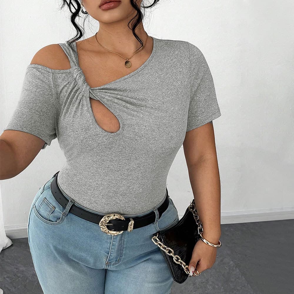 Camiseta corta con diseño twist irregular