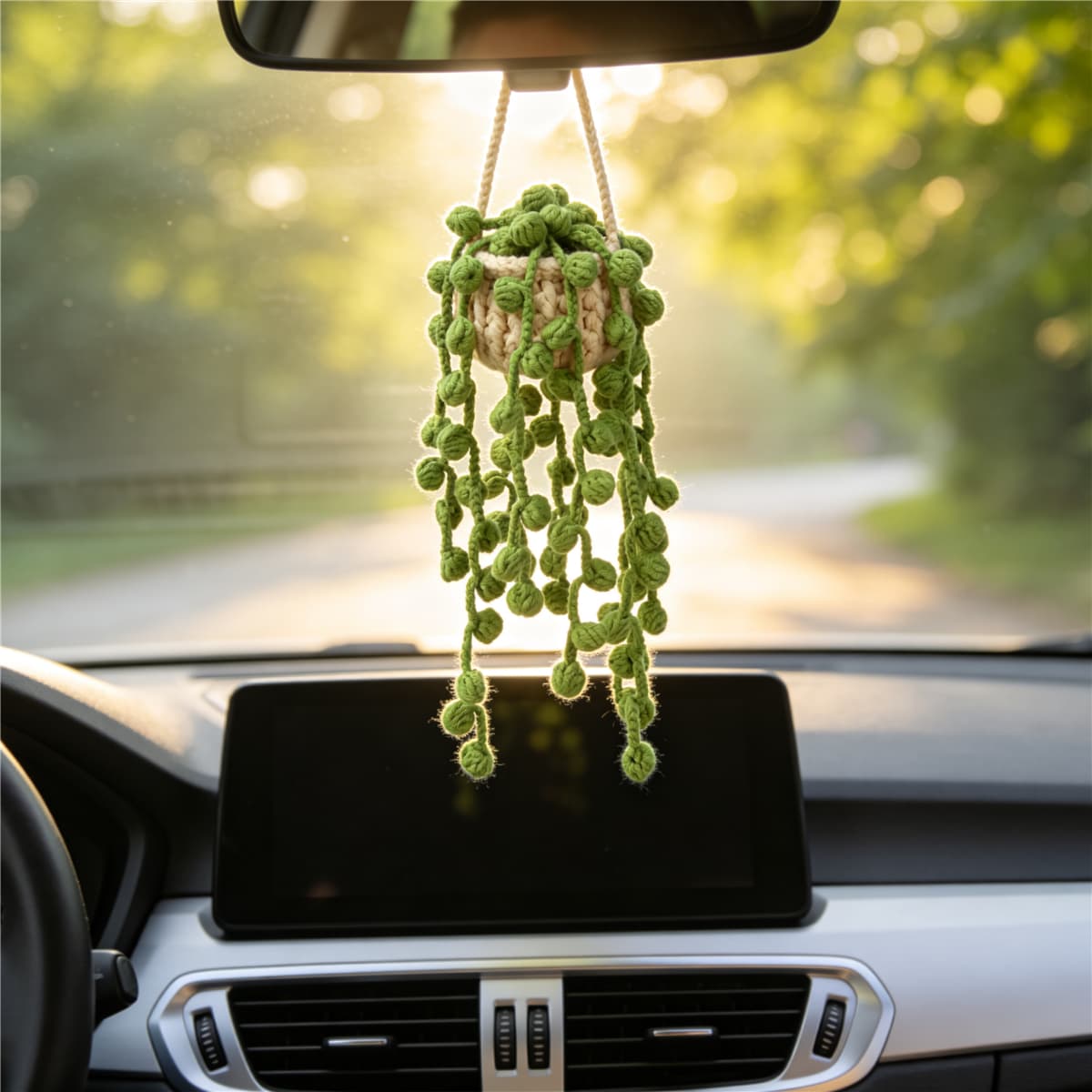 Planta colgante tejida al crochet con enredaderas verdes