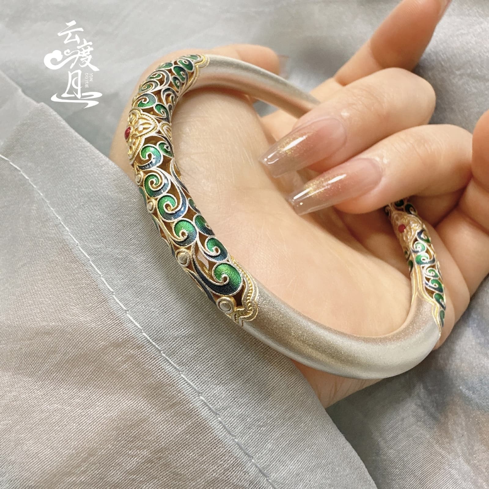 Pulsera de plata con patrón y diseño tradicional
