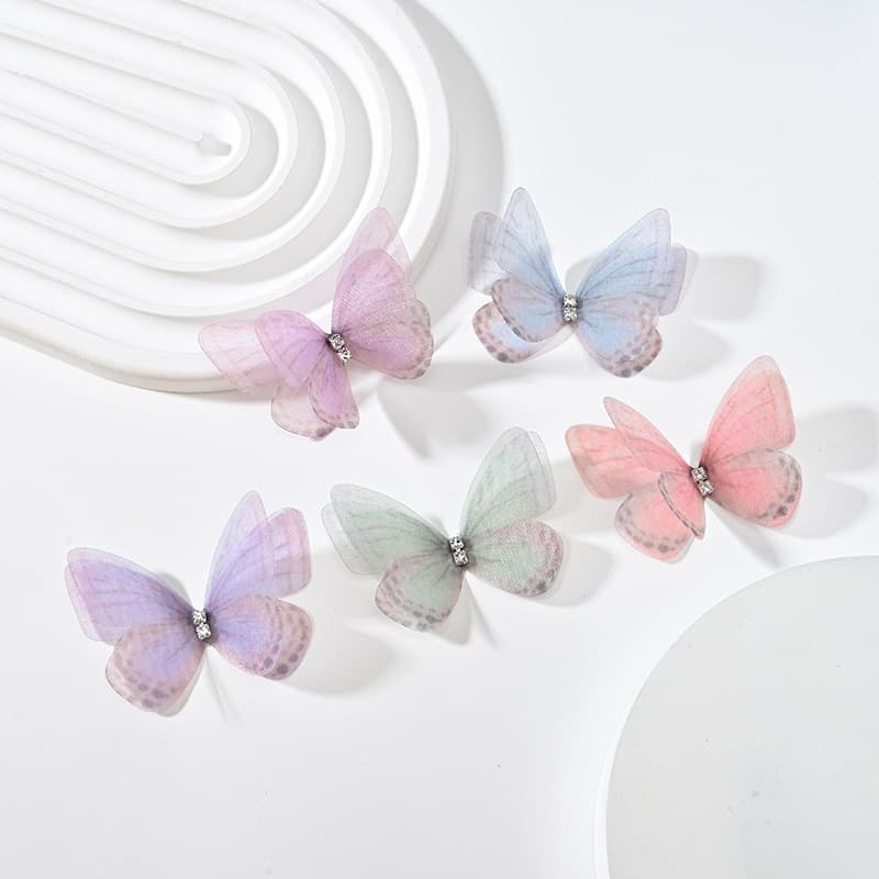 Tocado de mariposa con flores y cuentas de vidrio