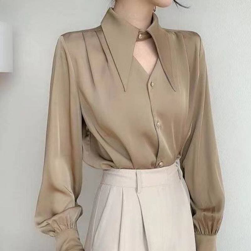 Blusa satinada con mangas largas estilo urbano