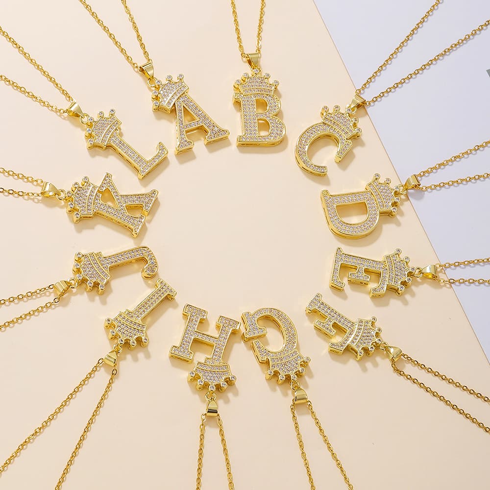 Collar de letra mayúscula con corona de diamante