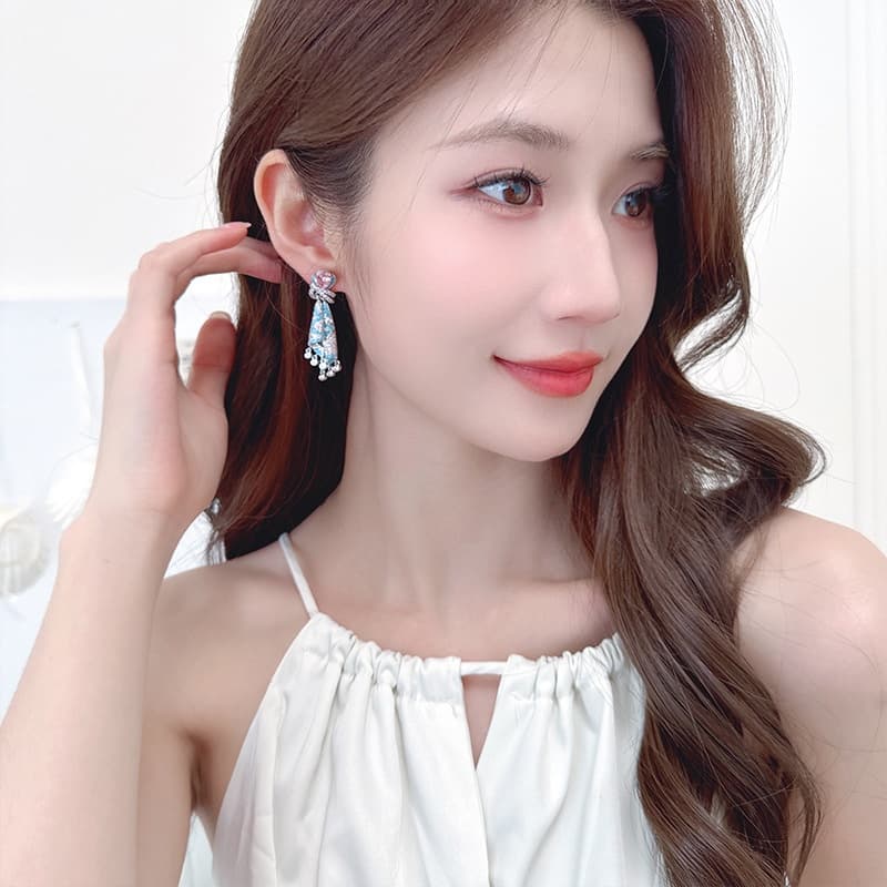 Aretes de aguja plateada con borla y circones
