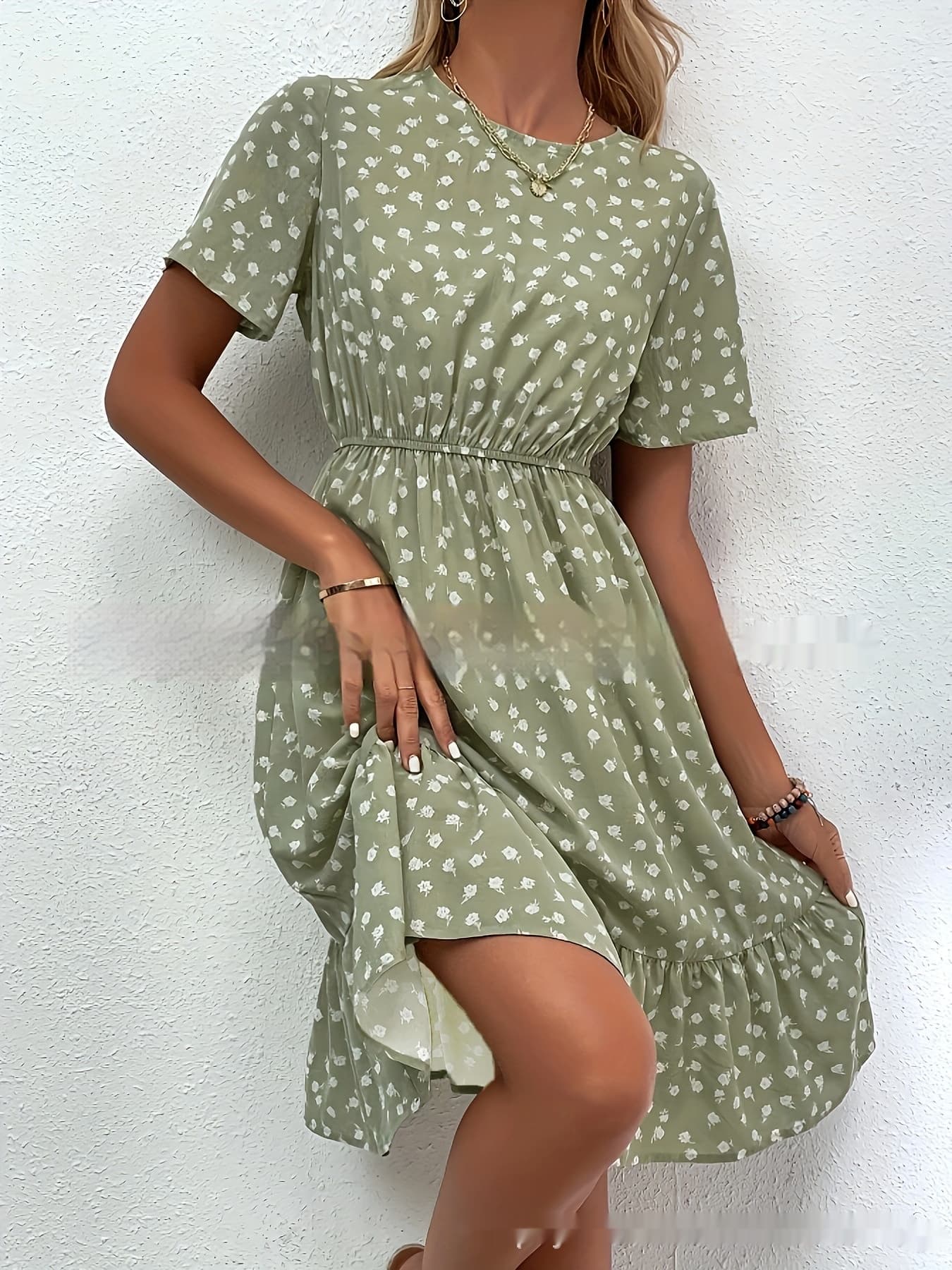 Vestido floral con cuello redondo y borde de loto