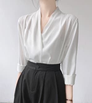Blusa blanca de cuello en V manga larga