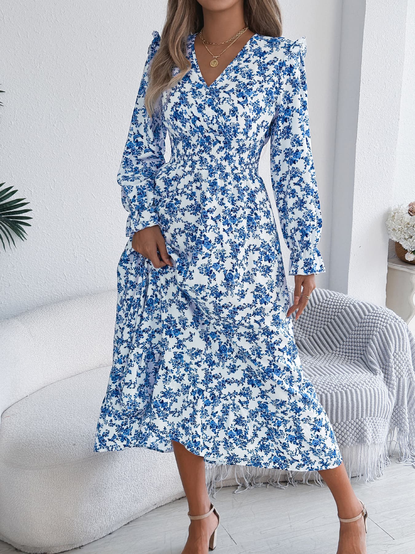 Vestido maxi elegante con estampado floral y cuello en V