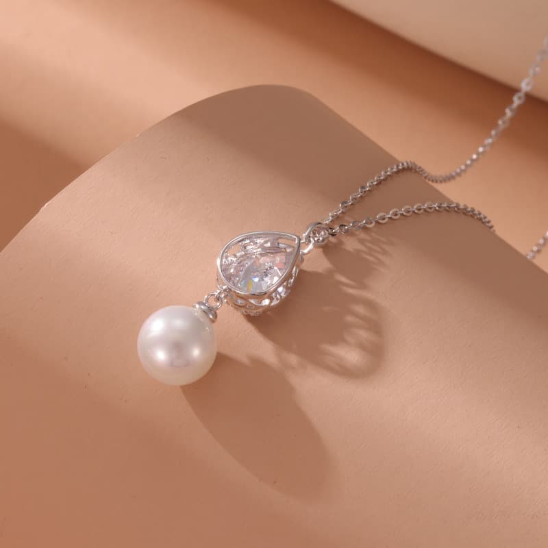 Collar de plata con colgante de gota y circones