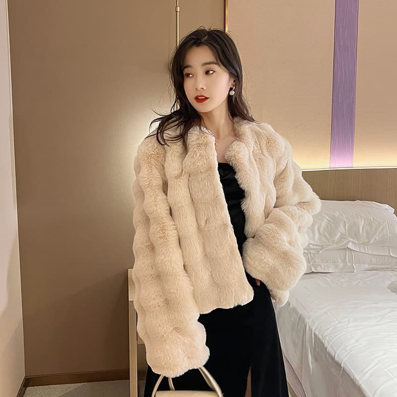 Blusa corta de peluche sin cuello elegante