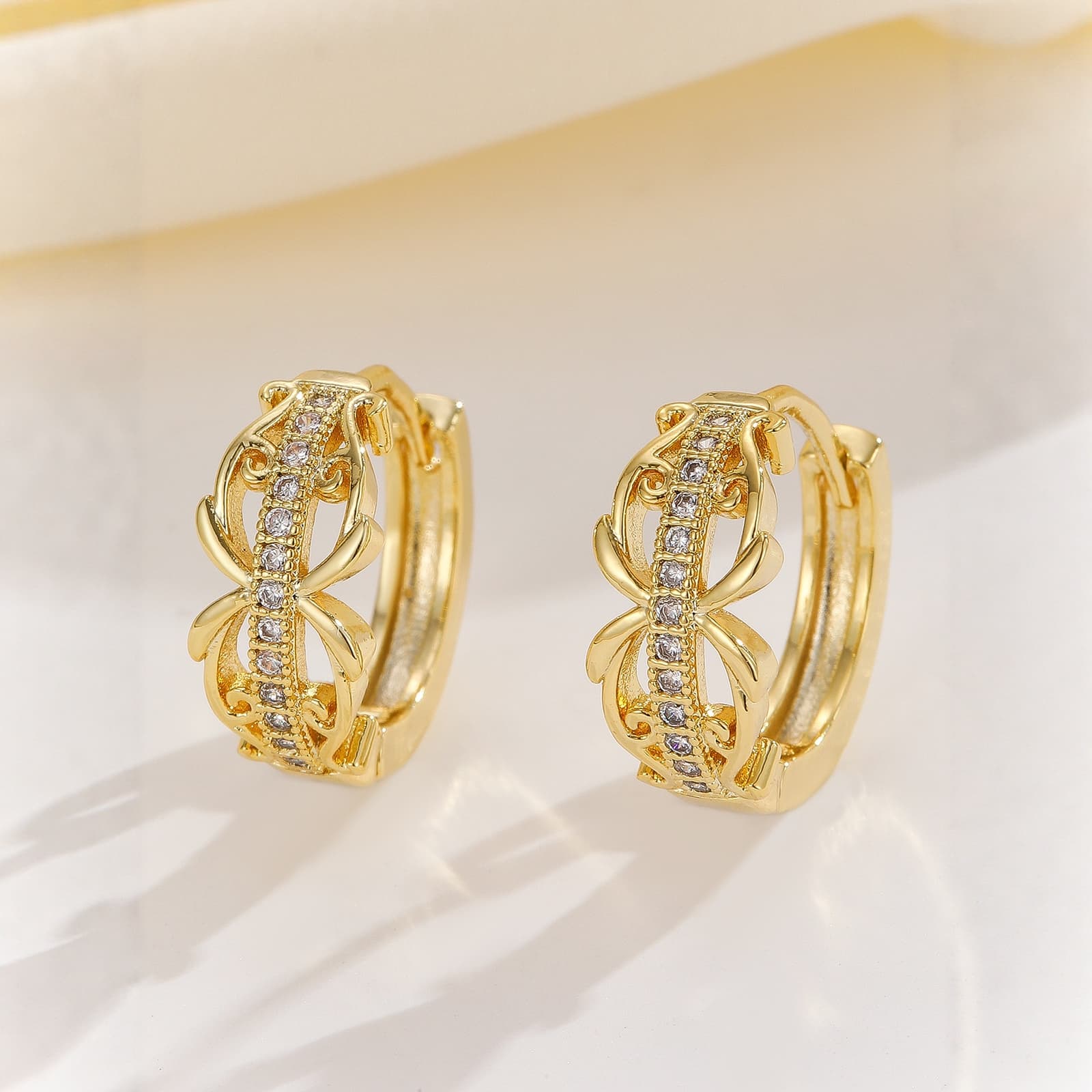 Aretes de metal con diseño moderno