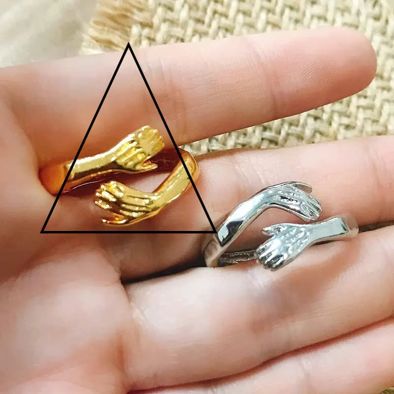 Anillo ajustable con diseño de brazos abrazados