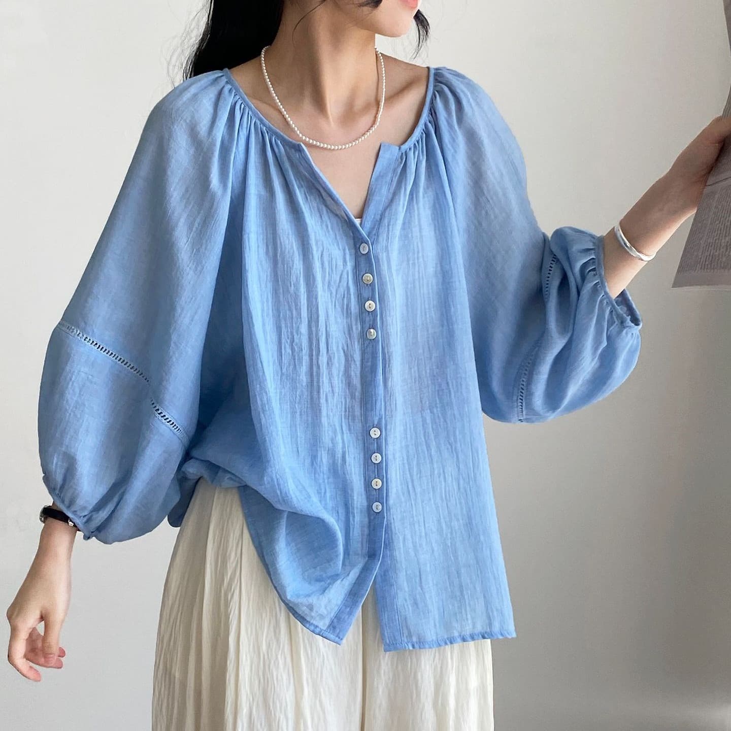 Camisa cómoda con cuello V y mangas globo