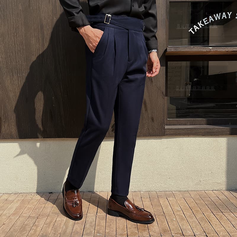 Pantalones de cintura alta con rayas oscuras