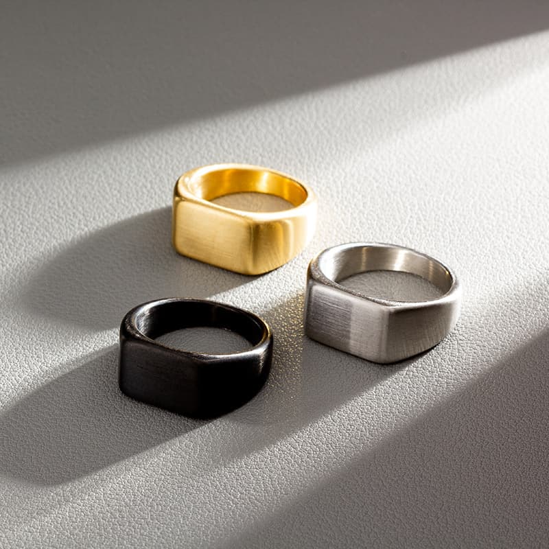 Anillo de acero titanio con acabado arena para exteriores